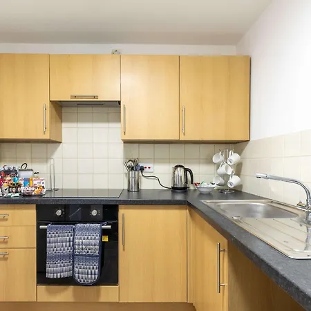 Lovely 2bed With Sea Views شقة